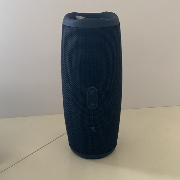 Water resistant blue tooth speaker. - Picture 4 of 4